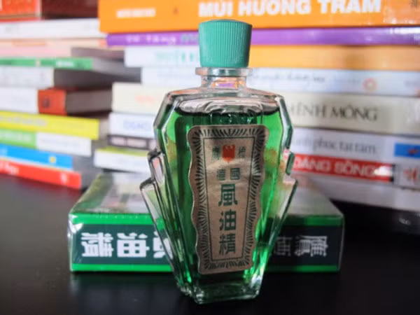 Thành phần chủ yếu của dầu gió là tinh dầu bạc hà kết hợp với một số tinh dầu từ các nguồn nguyên liệu khác như thiên niên kiện, hương nhu, quế, paraphin hoặc khuynh diệp, đinh hương…