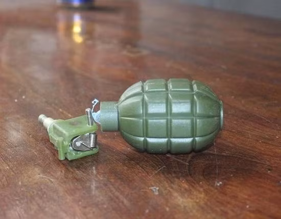 Mới nhất là loại đồ chơi lựu đạn giá hơn 100.000 đồng/quả đang gây “sốt” nhờ “quảng cáo” nổ giòn tai khiến người xung quanh thót tim. Các loại đồ chơi “độc” này đều có xuất xứ Trung Quốc được lén lút bán lẫn với đồ chơi thông dụng và đáng buồn là rất hút khách nhí.