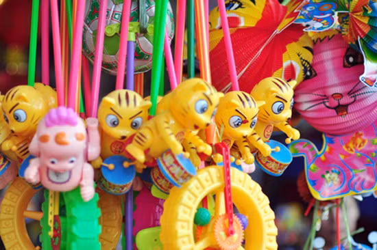 Những đồ chơi Trung thu thiếu an toàn, làm từ nhựa tái sinh đã được các nhà khoa học của Viện Khoa học vật liệu ứng dụng và Viện Công nghệ hóa học giám đinh, cho thấy nhiều đồ chơi bằng nhựa có xuất xứ Trung Quốc đều sản xuất bằng các loại nhựa tái chế. Có những loại đồ chơi như đèn lồng phát sáng có chứa chất cadimi (Cd) – rất độc hại đối với cơ thể con người vì có thể gây ung thư, dị tật thai nhi...