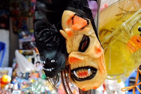  Đồ chơi Trung thu không nên mua cho trẻ ở phố Hàng Mã, Hàng Lược, Đồng Xuân… dịp này bán nhiều. Thích giật gân, kinh dị có mặt nạ quỷ, phù thủy, đầu lâu, yêu tinh, quái thú, xương người... Thích bạo lực có gươm, đao, giáo, mác, dao găm, mã tấu… nhựa.