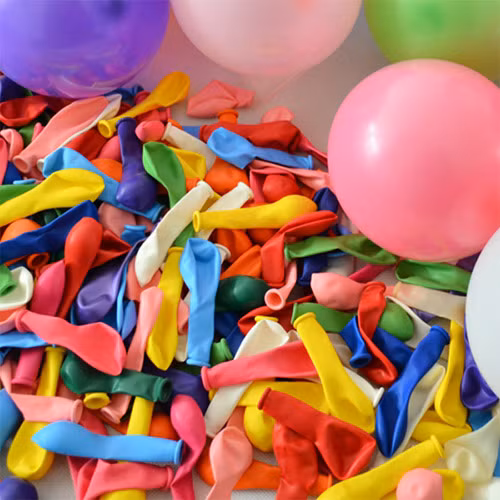 Bóng bay trẻ thích thổi chơi. Nhưng bóng làm từ mủ cao su, kèm nhiều phụ gia khác độc hại như chất tạo màu, lưu huỳnh… Để bóng bay được người ta bơm khí hidro - tiềm ẩn nhiều nguy cơ tới sức khỏe trẻ nhỏ. Vì vậy không nên cho trẻ tiếp xúc gần bình khí hydro, hay cầm và thổi.