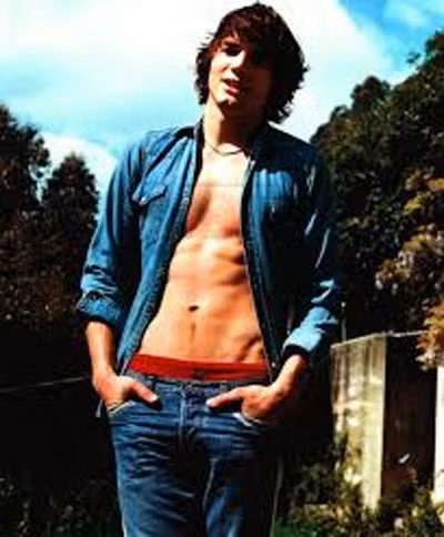 Ashton cũng tiết lộ để đạt hiệu quả cao, anh thường tưởng tượng mình đang ở trên một sa mạc không có nước để tự tạo áp lực lớn và cố gắng vượt qua nó.