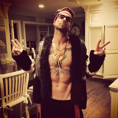 Chàng thủ lĩnh nhóm Maroon 5 tiết lộ trước mỗi lần lên sân khấu biểu diễn, anh đều tập yoga ít nhất một giờ. Điều đó giúp anh có cơ bắp tuyệt đẹp và tâm trạng tốt nhất khi đứng trên sân khấu.