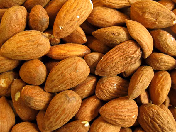 PGS Thịnh cũng cho biết, chất độc trong hạnh nhân đắng đã được nói đến trong y văn. Người lớn ăn 40-60 nhân, trẻ em 10-20 nhân có thể gây nhiễm độc nghiêm trọng.