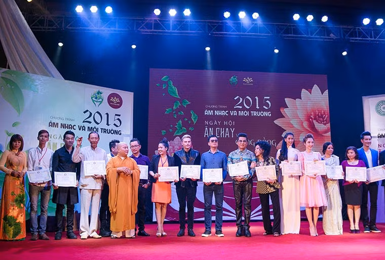 Không những thế, "bà mẹ nhí" còn tạo được thiện cảm với những người tham gia nhờ phong cách thời trang nền nã và nhiệt tình trong các hoạt động của sự kiện.