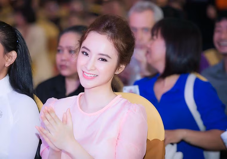 Angela Phuong Trinh dien kin dao dep rang ngoi