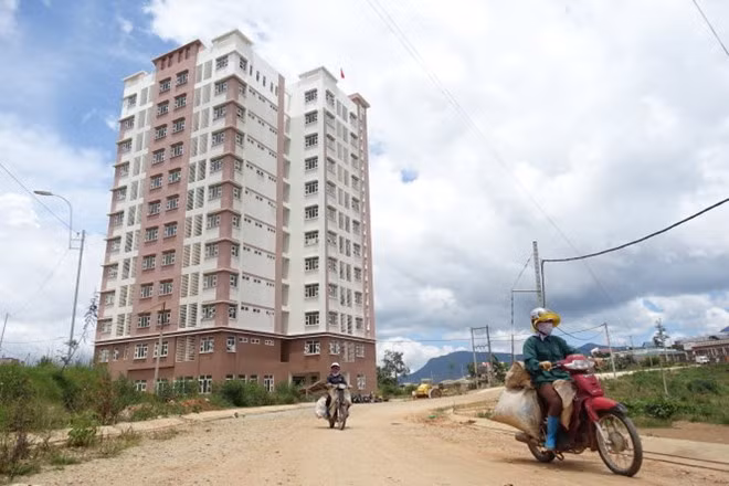 Tòa nhà B3 đang sử dụng nằm giữa vùng nông nghiệp, có 140 phòng (sức chứa khoảng 1.000 sinh viên) nhưng hiện chỉ có 120 sinh viên đăng ký ở - Ảnh: M.Vinh