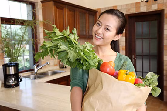 Đàn ông thích gì ở phụ nữ? Đó là khả năng nấu nướng. Không cần phải biết quá nhiều món, chỉ cần bạn thuần thục những thao tác đơn giản trong gian bếp, điều đó cũng là điểm thu hút phái mạnh đáng kể. Phụ nữ luôn có một nét đẹp mà hầu hết đàn ông thích khi thấy họ tất bật chuẩn bị cho mâm cơm bốc khói.