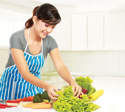 Đàn ông vẫn “đặc cách” yêu mến những bạn nữ biết trổ tài nấu ăn khi khách đến nhà, hoặc sẵn sàng bỏ ra thời gian để học việc bếp núc. Vì vậy đừng bỏ quên thói quen hữu ích này.