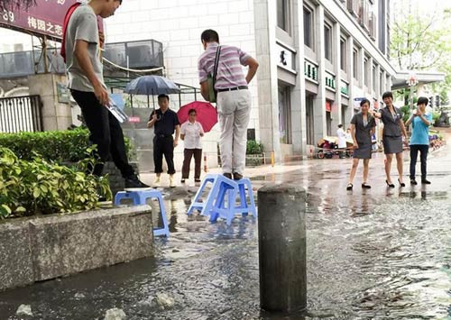 Cứ bình từ (bình tĩnh + từ từ), đi đâu mà vội.