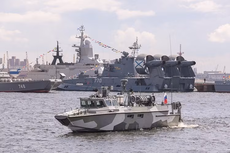 Tàu trang bị 2 động cơ phản lực nước, có tốc độ tối đa đến 92 km/h, hoặc 52 km/h trong điều kiện sóng cao 2,5 m và 37 km/h khi sóng cao 4,5 m.