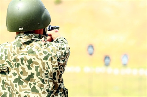 Ở bài bắn súng ngắn K54, với cự ly bắn hơn 25 mét, các chiến đấu viên mất không đầy 10 giây để tiêu diệt mục tiêu.