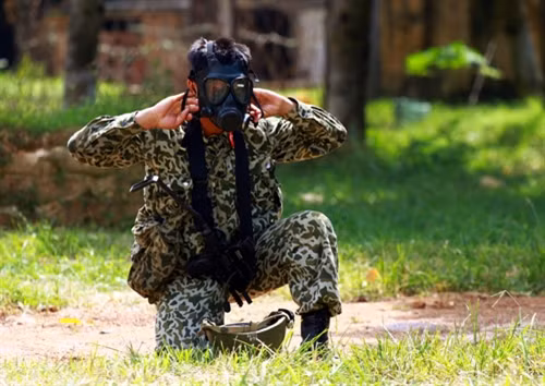 Với bài bắn Chống khủng bố, chiến đấu viên phải đeo mặt nạ phòng độc...