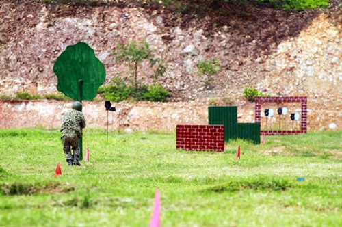 7 mục tiêu tượng trưng cho 7 tên khủng bố được bố trí ở các cự ly từ 30 mét đến trên 50 mét...