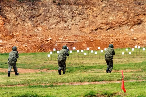 Các xạ thủ thực hành bài bắn súng tiểu liên AK (bài 4 nâng cao). Đây là bài bắn đồng đội với 10 mục tiêu, nhưng với những chiến đấu viên của đội chống khủng bố, bài bắn được vận dụng số lượng mục tiêu lên gấp 4 lần (40 bia).