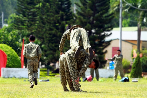 Các động tác nhào lộn qua giá người đứng liền nhau.