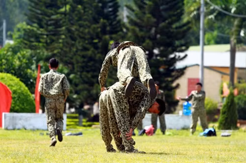 Các động tác nhào lộn qua giá người đứng liền nhau.