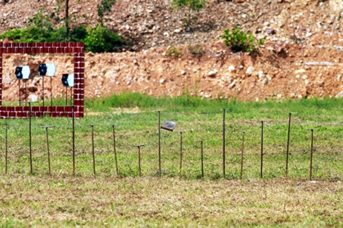 Chỉ mất khoảng chục giây đồng hồ, 40 bia lần lượt bị tiêu diệt, chỉ còn lại những đế chân bia trơ chọi giữa thao trường.