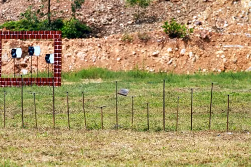 Chỉ mất khoảng chục giây đồng hồ, 40 bia lần lượt bị tiêu diệt, chỉ còn lại những đế chân bia trơ chọi giữa thao trường.