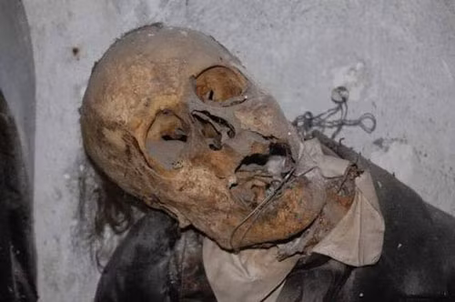 Các hình người và sọ người được trưng bày khắp nơi ở đây. Đặt chân đến tham quan bảo tàng này, không ít người rùng mình vì sợ hãi.