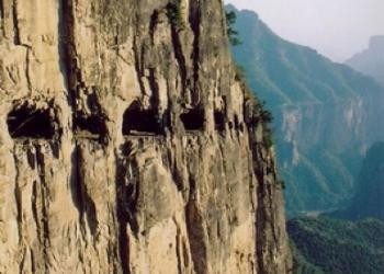 Khi lái xe qua Guoliang Tunnel, phần lớn các tay lái đều sợ hãi, đập loạn nhịp tim.