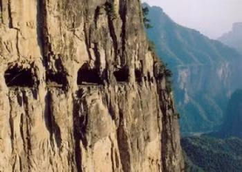 Khi lái xe qua Guoliang Tunnel, phần lớn các tay lái đều sợ hãi, đập loạn nhịp tim.