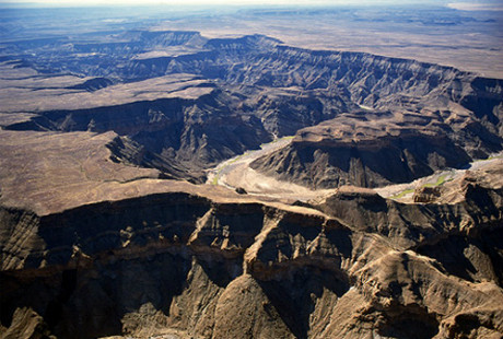 Con hẻm lớn thứ hai thế giới Fish River (Namibia) là một trong những điểm đến khiến bạn "thót tim" bởi sự hiểm trở của nó.