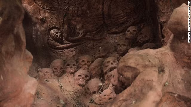 Hàng chục lính Nhật và cả thường dân đã chết trong các hang động ở Okinawa (Nhật Bản) vào cuối thế chiến thứ II. Ngày nay, ở các hang động này, người ta tìm thấy rất nhiều hài cốt, hộp sọ.