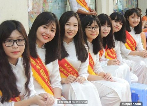 Gương mặt trang điểm nhẹ nhàng kết hợp cùng tà áo trắng khiến cô nữ sinh Việt thu hút ánh nhìn.