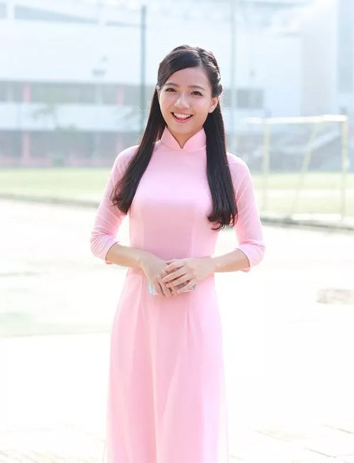 Cô giáo trường Ams Phan Hồng Anh cũng nhận được rất nhiều lời khen ngợi của dân mạng TQ.