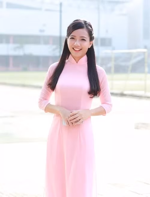 Cô giáo trường Ams Phan Hồng Anh cũng nhận được rất nhiều lời khen ngợi của dân mạng TQ.