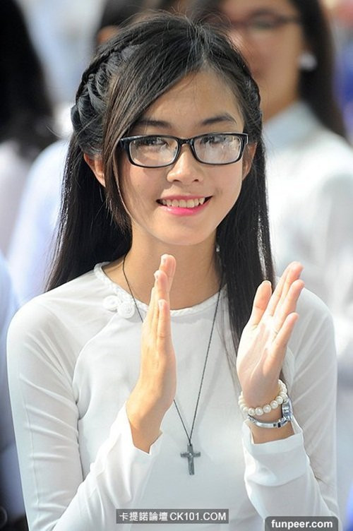 Nữ sinh Việt khoe dáng ngọc trong tà áo dài khiến dân mạng xứ Trung ngẩn ngơ.