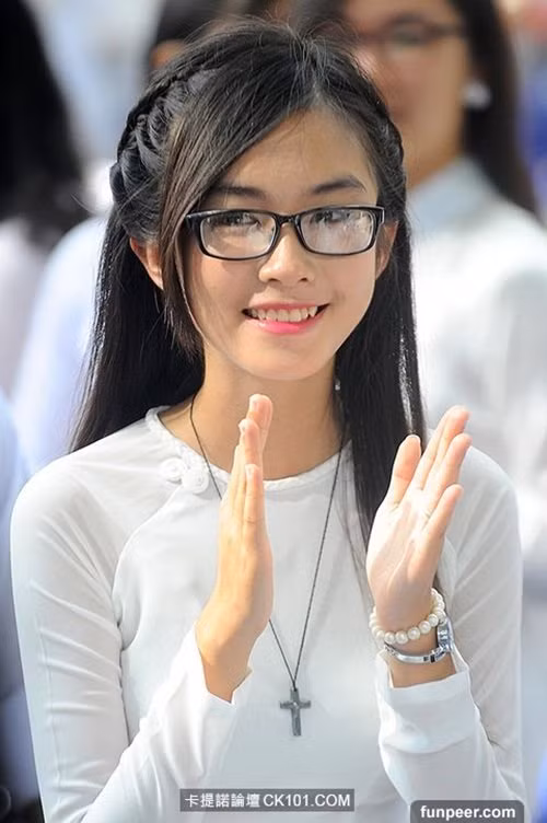 Nữ sinh Việt khoe dáng ngọc trong tà áo dài khiến dân mạng xứ Trung ngẩn ngơ.