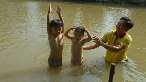 Kinh ngac be gai 3 tuoi boi nhu rai ca o Dong Thap-Hinh-2