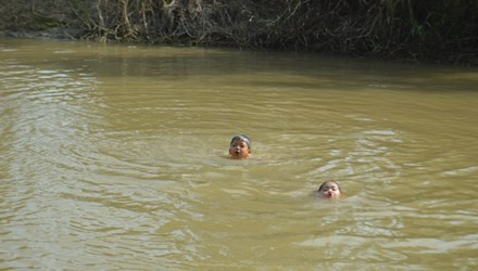 Kinh ngac be gai 3 tuoi boi nhu rai ca o Dong Thap