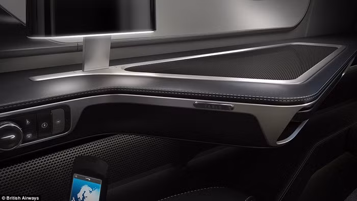 Tại mỗi chỗ ngồi có trang bị tủ đựng giày dép, túi xách, vật dụng cá nhân, hộ chiếu tiện lợi.