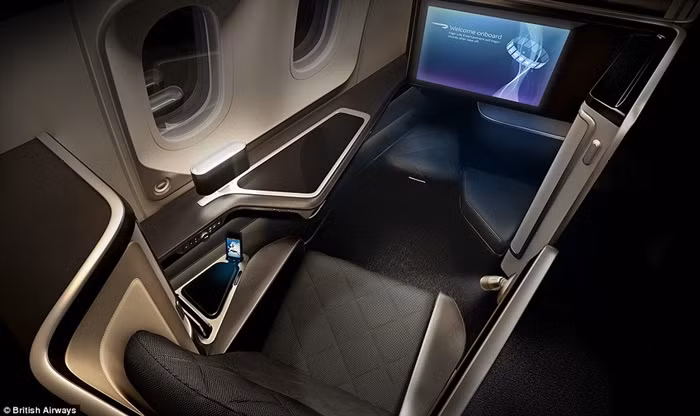 Khách có thể sạc di động tại chỗ ngồi và xem tivi qua màn hình 23 inch.