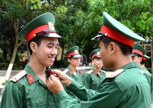 Giúp nhau chỉnh đốn trang phục.