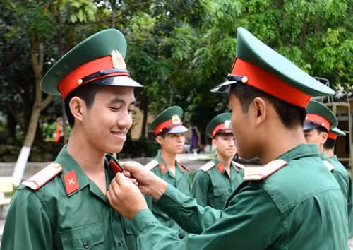 Giúp nhau chỉnh đốn trang phục.