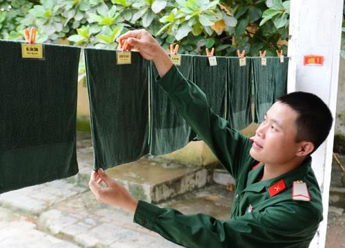 Dây phơi khăn mặt gắn biển tên để không nhầm lẫn.