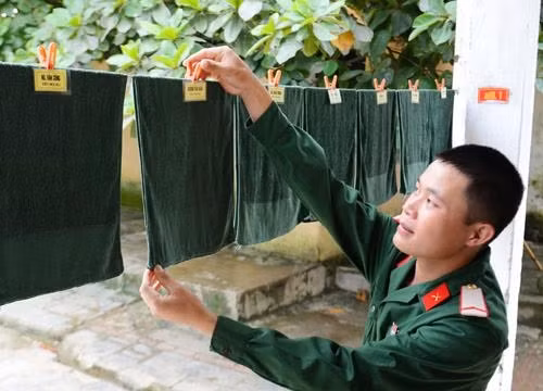 Dây phơi khăn mặt gắn biển tên để không nhầm lẫn.