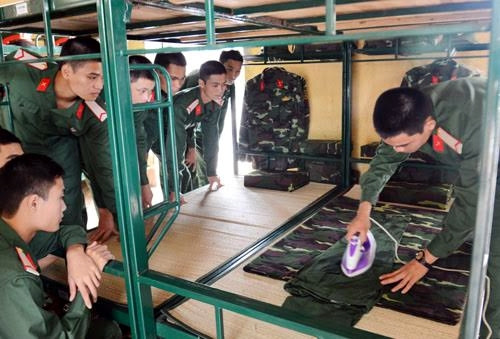 Là quần áo cho phẳng, đẹp.