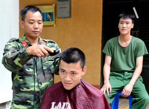 Cắt tóc 3 phân theo quy định.