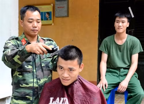 Cắt tóc 3 phân theo quy định.