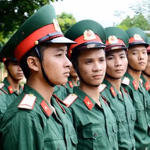 Tập xếp hàng và đánh mặt dóng hàng.