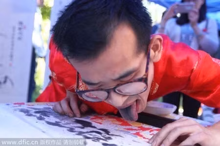 Ky di chang trai ve tranh bang chiec luoi dai hon 10cm-Hinh-5