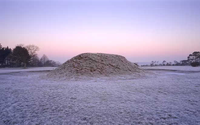 Sutton Hoo, Anh: Các nhà khảo cổ bắt đầu khai quật nghĩa địa tàu ở gần Woodbridge này vào năm 1939, tìm được nhiều cổ vật quan trọng về lịch sử thời tiền trung cổ. Một số hiện vật hiện được trưng bày ở bảo tàng Anh, nhưng khu chôn cất vẫn ở Sutton Hoo.