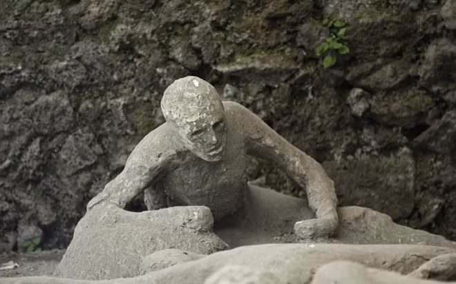 Pompeii, Italy: Thành phố cổ nhộn nhịp này bị phá hủy sau đợt phun trào của núi lửa Vesuvius. Được phát hiện vào năm 1599 và năm 1748, mọi công trình và người dân của Pompeii vẫn còn nguyên vẹn trong lớp nham thạch.