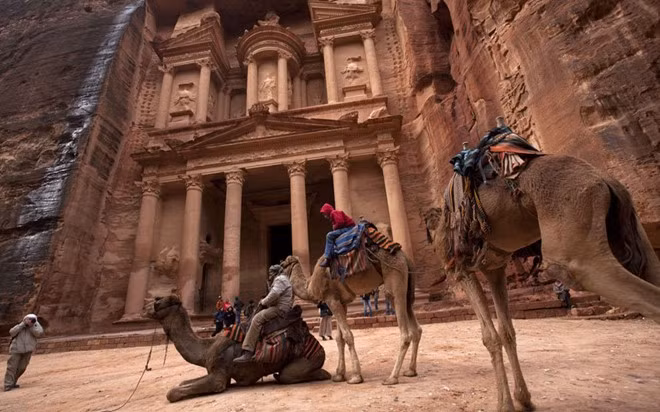 Petra, Jordan: Vị trí ẩn sâu giữa dãy núi Shera khiến Petra ngủ vùi suốt 200.000 năm trước khi được phát hiện vào năm 1812. Thành cổ này là công trình của vương quốc Nabatea xây dựng vào thế kỷ đầu trước Công nguyên. Nhà thám hiểm người Thụy Sĩ Johann Ludwig Burckhardt đã tìm ra thành phố này trong hành trình xuyên Trung Đông.