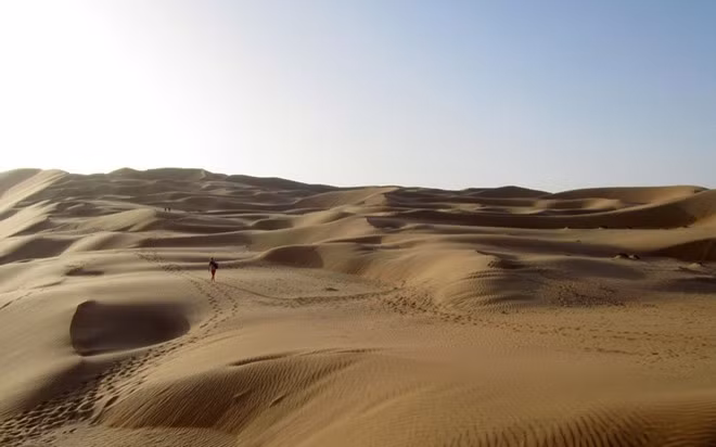 Shisr, Oman: Trong quá trình khai quật khu định cư ở phía nam Oman vào năm 1992, một đội khảo cổ và nhà thám hiểm đã phát hiện ra thành phố Ubar, “Atlantis trên sa mạc” được nhắc tới trong kinh Qur’an. Các hiện vật tìm được có xuất xứ từ Ba Tư, La Mã và Hy Lạp, cho thấy đây là điểm giao thương quan trọng, được bảo vệ bởi một pháo đài.